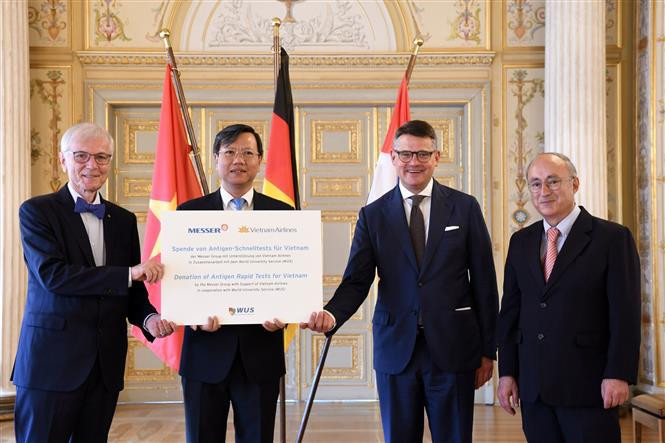 Le Land de Hesse et le groupe Messer (Allemagne) font don au Vietnam de 160.000 kits de test rapide du COVID-19, d'une valeur totale d'environ 500.000 euros. Photo: VNA