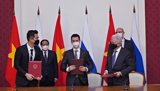 Signature du protocole d’accord entre le groupe vietnamien T&amp;T, Binnopharm et le Fonds d’investissement direct russe (RDIF) sur le transfert de technologies de production et la construction d’une installation d'une capacité de production à cycle complet du vaccin Spoutnik V au Vietnam. Photo: VNA
