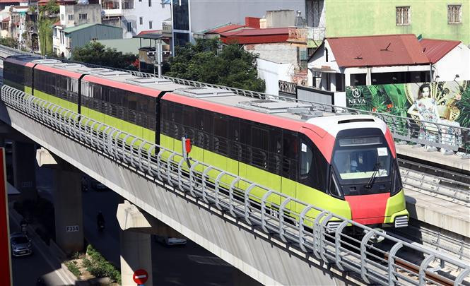 Les rames de la ligne de métro Nhon - gare de Hanoï ont été mises à l'essai à une vitesse maximale de 80 km/h le 6 décembre au matin. Photo: VNA