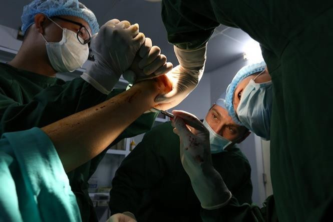 L'hôpital d'orthopédie et de réadaptation fonctionnelle de Hanoï, en collaboration avec les organisations MOI et AOFAS, effectue des examens médicaux et des interventions chirurgicales gratuits en faveur de personnes handicapées. Photo: VNA