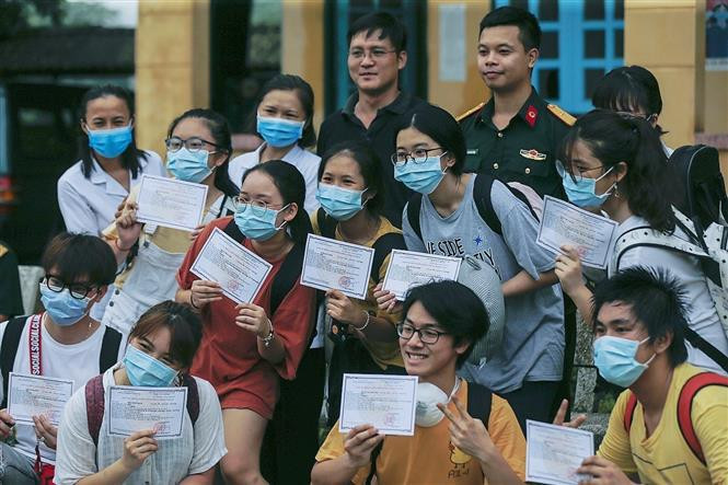 Les citoyens prennent des photos avec des soldats du Commandement militaire de la province de Hoa Binh après avoir achevé la quarantaine centralisée. Photo: VNA