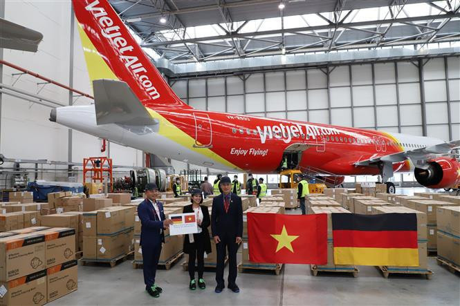 Remise de dix tonnes de marchandises collectées par l’ambassadeur du Vietnam en Allemagne pour soutenir la lutte contre le COVID-19 au Vietnam, le 17 août à Hambourg (Allemagne). Photo: VNA