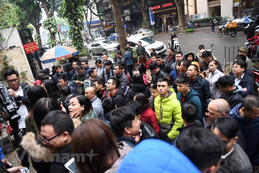 Les pièces de monnaie commémorative ont commencé à être vendues à partir 9h25 mais de nombreuses personnes attendent devant le siège de la compagnie Vietnam Stamp à partir de 6h00.