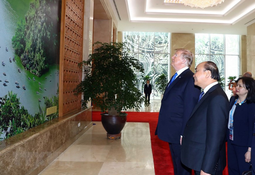 Le Premier ministre Nguyen Xuan Phuc a présenté au président américain Donald Trump quelques images sur des beaux paysages du Vietnam