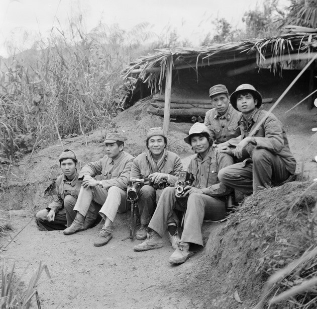 Deux reporters de l’Agence vietnamienne d’Information (centre) dans la province de Ha Tuyen