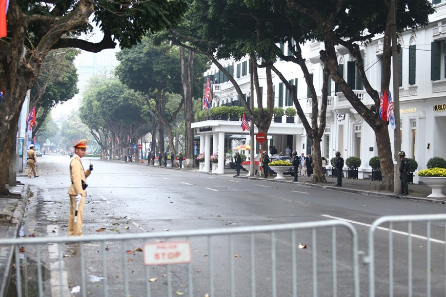 La rue Ngô Quyên devant l’hôtel Sofitel Legend Metropole Hanoi est fermée