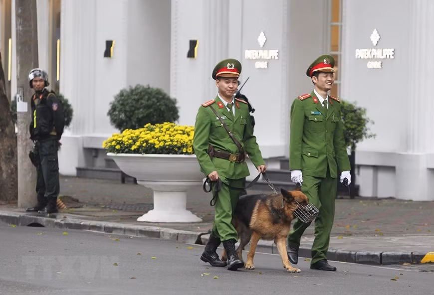 Des chiens policiers sont aussi mobilisés.