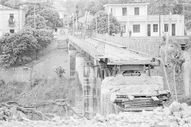 Le pont Ho Kieu dans la province de Lao Cai a été détruit par les ennemis en mars 1979