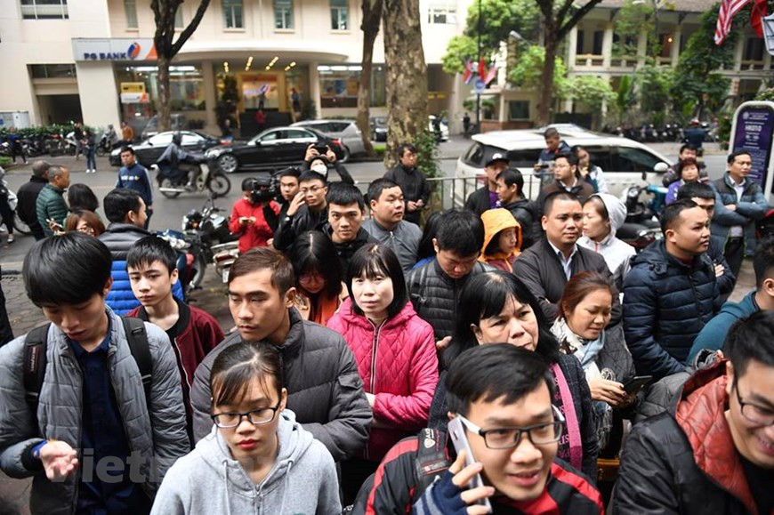 Vers 9h du même jour, plus de 400 personnes se sont inscrites pour acheter des pièces.