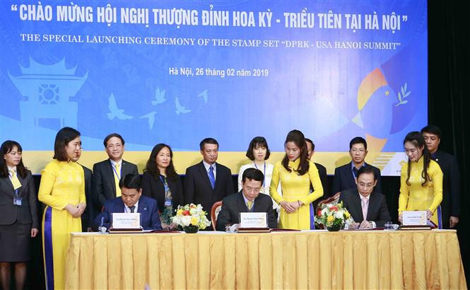 De gauche à droite : le président du comité populaire de Hanoï Nguyen Duc Chung, le vice-ministre des Affaires étrangères Le Hoai Chung et le ministre de l’Information et de la Communication Nguyen Manh Hung signent le document sur l’émission d’un timbre en l’honneur du 2e Sommet entre les Etats-Unis et la RPDC