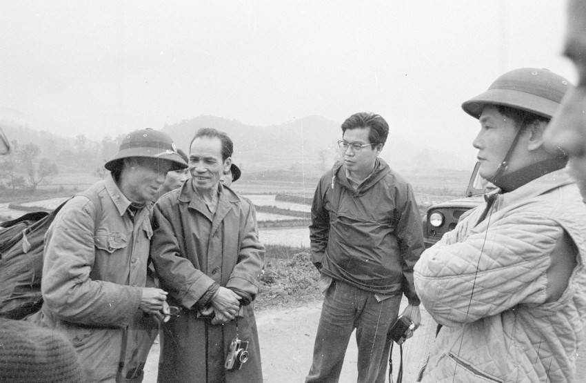 Le reporter japonais Isao Takano (2e de droite) du journal Akahata, organe du Parti communiste japonais, travaille à Lang Son. Il a été tué le 7 mars 1979.