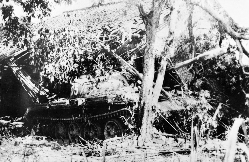 Un tank des ennemis a été détruit par les forces armées vietnamiennes dans la province de Cao Bang