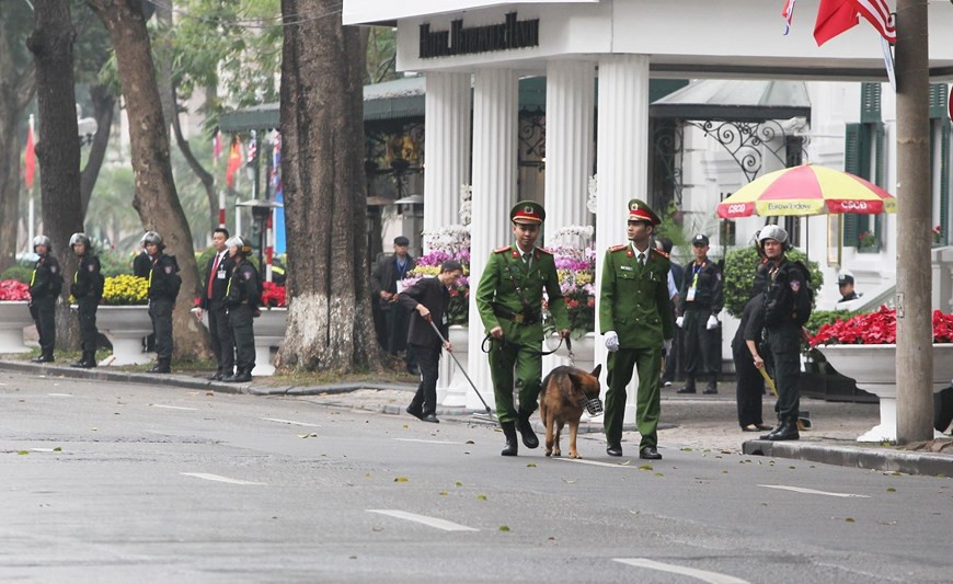 Des policiers font des patrouilles dans la rue Ngô Quyên devant l’hôtel Sofitel Legend Metropole Hanoi