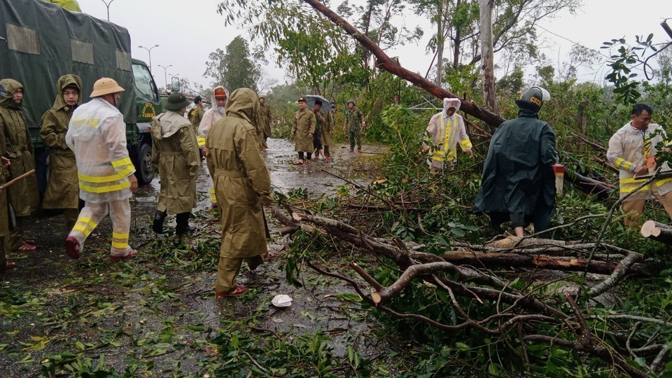 Des forces compétentes de la province de Quang Nam examinent un site endommagé par le typhon Noru. Photo: VNA