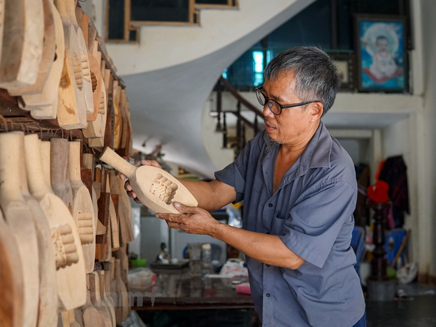 Avec l’évolution de la société, les artisans doivent savoir s’adapter afin de survivre. Pour bien vendre, le plus difficile est de comprendre vraiment le goût du client. Créer des modèles aux motifs attractifs, personnalisés, voilà le chemin qu’il faut suivre…Animé par une foi inébranlable en son métier, il compte transmettre son savoir à ses deux enfants pour qu’ils puissent ensuite prendre la relève. À 60 ans, quand les bougies lui coûtent plus cher que le gâteau, Trân Van Ban partage qu’il aimera son métier jusqu’à ses derniers jours. «Quoi qu’il en soit, je vais m’efforcer de garder l’esprit des gâteaux de lune et de continuer ce métier qui, il faut bien l’avouer, ne peut pas plaire à tout le monde», a lancé-t-il, dans un grand éclat de rire. Photo: Vietnamplus