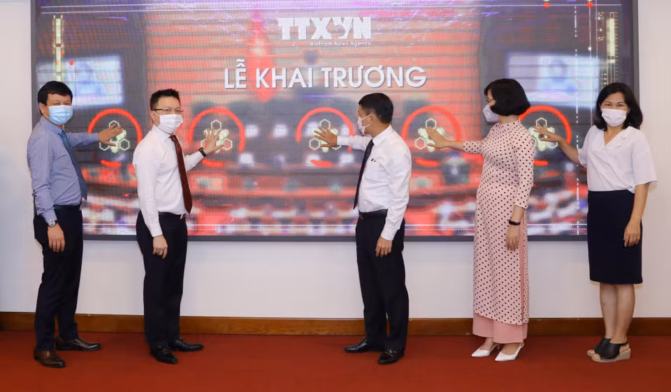 Mise en ligne de la page d'informations de la VNA sur les élections des députés de la 15e Assemblée nationale et des membres des Conseils populaires de tous niveaux pour le mandat 2021-2026, à l'adresse http://baucuquochoi.vn. Photo: VNA