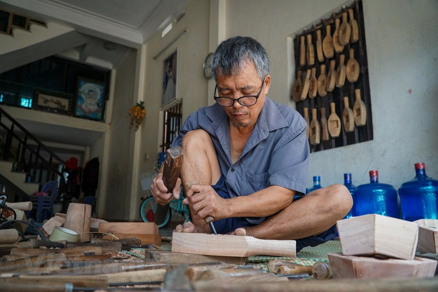 Un moule est indispensable à la confection d’un gâteau de lune digne de ce nom. À Hanoï, des familles d’artisans sont encore restées fidèles à la fabrication de ces formes en bois, malgré la concurrence féroce de leurs homologues en plastique bon marché. Chaque année, environ deux mois avant la Fête de la mi-automne, la famille de Trân Van Ban s’affaire à fabriquer des moules à gâteaux de lune en bois pour répondre aux commandes. Poursuivant ce métier depuis 40 ans, sa famille est l’une des rares à Thuong Cung à le maintenir jusqu’à ce jour car pour des raisons économiques, la plupart des villageois se sont tournés vers d’autres produits d’art et d’artisanat dont l’écoulement est meilleur. Photo: Vietnamplus