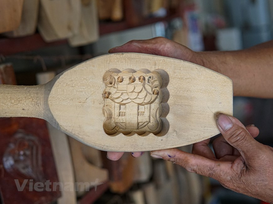 Tran Van Ban présente un moule à gâteau en forme de Pagode au pilier unique. C'est l'un des nombreux modèles compliqués qui lui ont pris de nombreuses heures de travail. Construite au XIe siècle, sous la dynastie des Ly (1009-1225), la Pagode au pilier unique - appelée alors Diên Huu - évoque la forme d’un lotus. La tradition rapporte que la pagode au pilier unique de Hanoï fut construite en 1049 par le roi Ly Thai Tô. N’ayant pas d’enfant mâle, le roi vit en songe la Bodhisattva Kouan Yin (Déesse de la miséricorde) assise sur une lotus lui donnant un garçon. Peu après, sa jeune épouse, une paysanne, lui donna un héritier. Pour exprimer sa reconnaissance, il fit construire une petite pagode symbolisant la lotus, avec à l’intérieur la statue de la Déesse de la miséricorde aux mille bras et mille yeux. Aujourd'hui, Les Vietnamiens considèrent la pagode comme un des symboles de la capitale millénaire. Photo: Vietnamplus