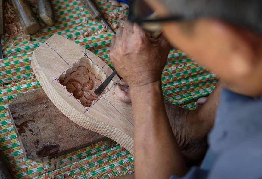 La fabrication de moules à gâteaux de lune demande surtout un vrai savoir-faire qui ne s’acquiert qu’après de longues années de pratique. "L’important est de choisir du bois solide résistant aux termites". À l’origine, ces moules étaient faites en Diospyros decandra, un arbre fruitier qui donne du bois bien solide. Mais, cette essence étant devenue rare, sa famille est passée à l’utilisation de bois de nacre dont la qualité est approximativement égale. "Traditionnellement, les moules sont ronds ou carrés, mais se déclinent aussi souvent sous d’autres formes avec des motifs décoratifs allant des idéogrammes aux feuilles en passant par des animaux (dragon, licorne, tortue, phénix)… pour séduire une clientèle de plus en plus exigeante". Photo: Vietnamplus