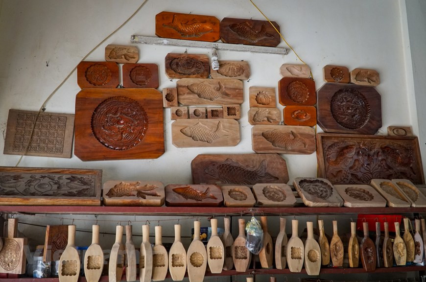 Chaque année, le 15e jour du 8e mois lunaire, lors de la Fête de la mi-automne, les Vietnamiens, notamment les enfants, dévorent jusqu’à satiété les fameux «gâteaux de lune». Ceux-ci sont de deux types : banh nuong (gâteaux farcis) et banh deo (gâteau de riz gluant). Traditionnellement, ils sont ronds ou carrés, mais se déclinent aussi souvent sous forme de dragon, de carpe, de cochon... pour séduire une clientèle de plus en plus exigeante. Ces gâteaux emblématiques sont confectionnés dans des moules spéciaux, qui ont la particularité d’être sculptés. Dans la capitale, leur fabrication est un métier qui se perpétue depuis des générations. Photo: Vietnamplus