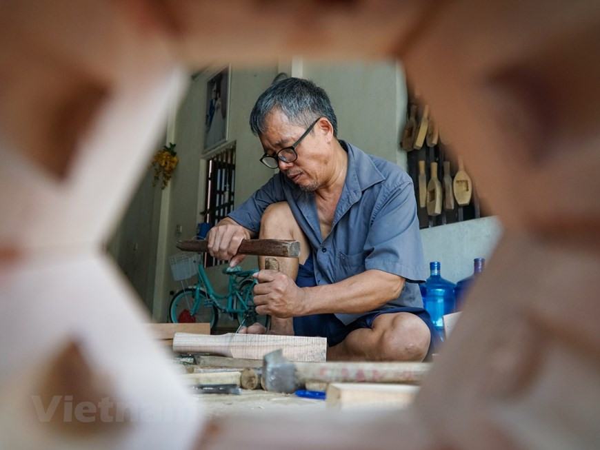 Ces dernières années, la production de sa famille a connu une chute considérable avec l’apparition des moules plastiques à prix compétitifs. En particulier, depuis l’an passé, "en raison de l’épidémie de COVID-19, les commandes ont chuté de deux tiers par rapport aux saisons automnales précédentes", se soupire-t-il. Pourtant, M. Ban ne tombe pas dans la morosité. Il reste toujours enthousiaste avec ce métier et affirme qu’il veut "le préserver et le transmettre à la génération suivante pour qu’il ne se perde jamais". De plus, selon lui, il vit encore bien de cet artisanat car nombreux sont ceux qui préfèrent les moules en bois traditionnels, bien que ceux en plastique envahissent les marchés. Photo: Vietnamplus