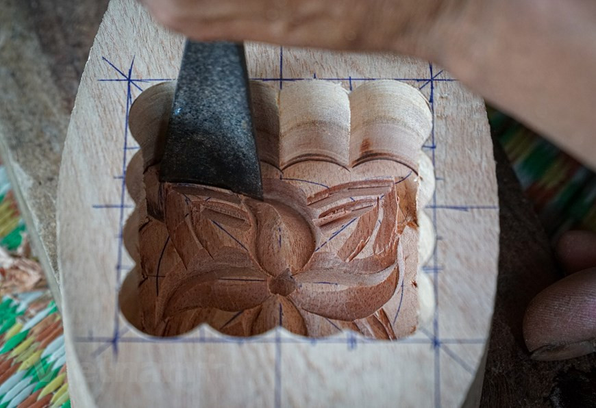 Trân Van Ban explique qu’auparavant, le village de Thuong Cung regroupait beaucoup d’artisans comme lui. Aujourd’hui, ils ne sont plus que trois. Mais il lui en faut plus pour entamer sa confiance, d’autant que les affaires tournent plutôt bien. «Je crois que la fabrication de moules à gâteaux de lune perdurera. Tant que la Fête de la mi-automne existera, ces gâteaux symboliques resteront indispensables». Et d’y aller de sa petite pique : «Pour faire des gâteaux de grande qualité, les pâtissiers professionnels doivent utiliser des moules en bois. Ceux en plastique ne conviennent pas. D’une part, il est impossible de faire de beaux gâteaux avec et, d’autre part, ils cassent après seulement quelques utilisations...». Photo: Vietnamplus