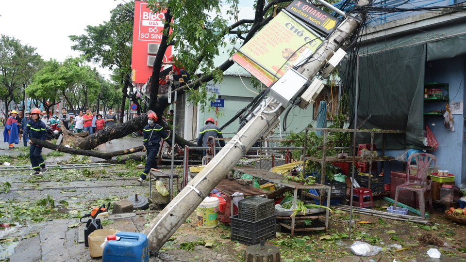 Un poteau électrique abattu dans l'arrondissement de Hai Chau, ville de Da Nang. Photo: VNA