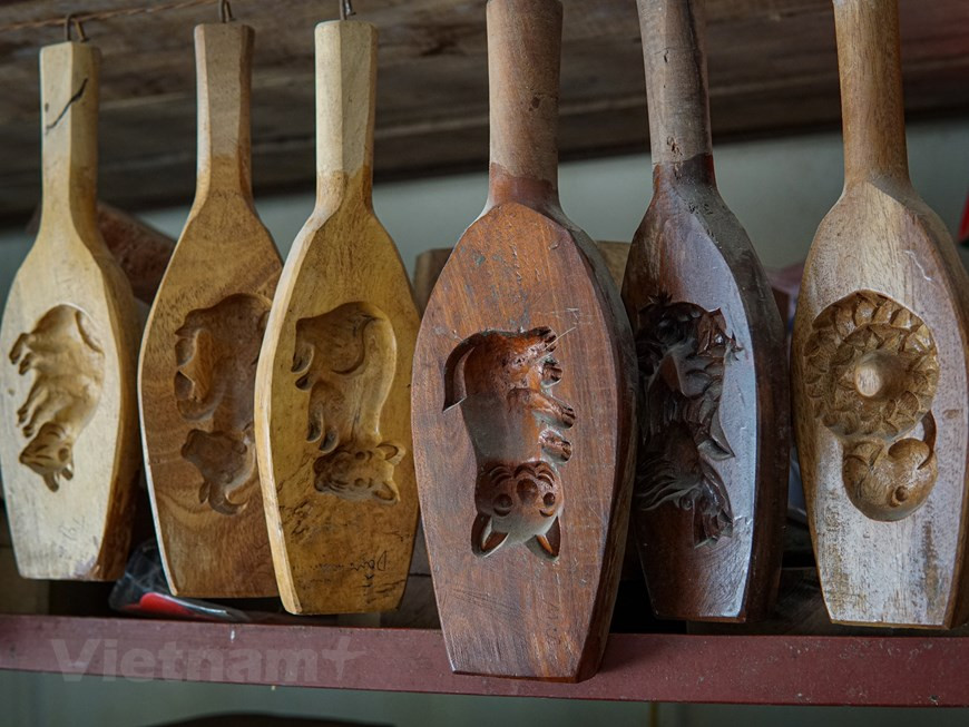 Deux catégories de moules existent, selon qu’ils ont une ou deux faces gravées. Leurs formes sont aussi variées (rond, carré, rectangulaire, ovale). Généralement, le moule rond a une dimension allant de 3,5 à 28,5 cm de diamètre, le rectangulaire de 6 à 26,5 cm de long. Les motifs décoratifs vont des idéogrammes chinois aux feuilles en passant par des animaux, des dragons tournés vers la Lune, les quatre animaux fabuleux (dragon, licorne, tortue, phénix), les huit immortels… pour n’en citer que quelques-uns. La plupart des moules préservés au MNHV sont en mauvais état, mais les motifs décoratifs restent bien visibles. La fabrication d’un moule demande temps et habileté. Un artisan expérimenté a besoin d’une à trois heures pour achever un produit. Photo: Vietnamplus