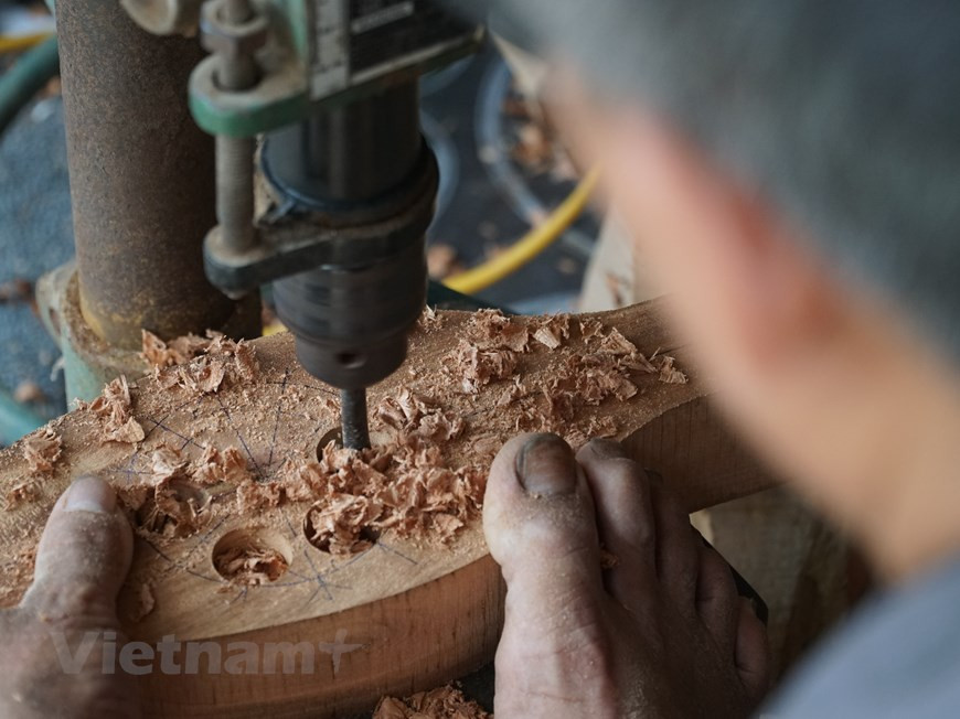 Tran Van Ban passe parfois 20 heures dans une journée au travail. Il y a des jours où il travaille jusqu'à 2 heures du matin, puis fait une courte sieste jusqu'à 5 heures du matin et se lève à nouveau pour se remettre au travail. Normalement, il lui faut environ trois heures pour créer des moules réguliers. Pour les moules sur mesure, ils peuvent prendre des semaines, voire des mois à l'artisan fort de 40 ans d’expériences. Selon lui, les clients conçoivent des dessins puis lui envoient des photos par téléphone. Il y a des détails très sophistiqués qu'il doit faire toute la journée. Tran Van Ban a des centaines de moules à gâteaux de lune de différentes formes dans son espace de travail. Photo: Vietnamplus