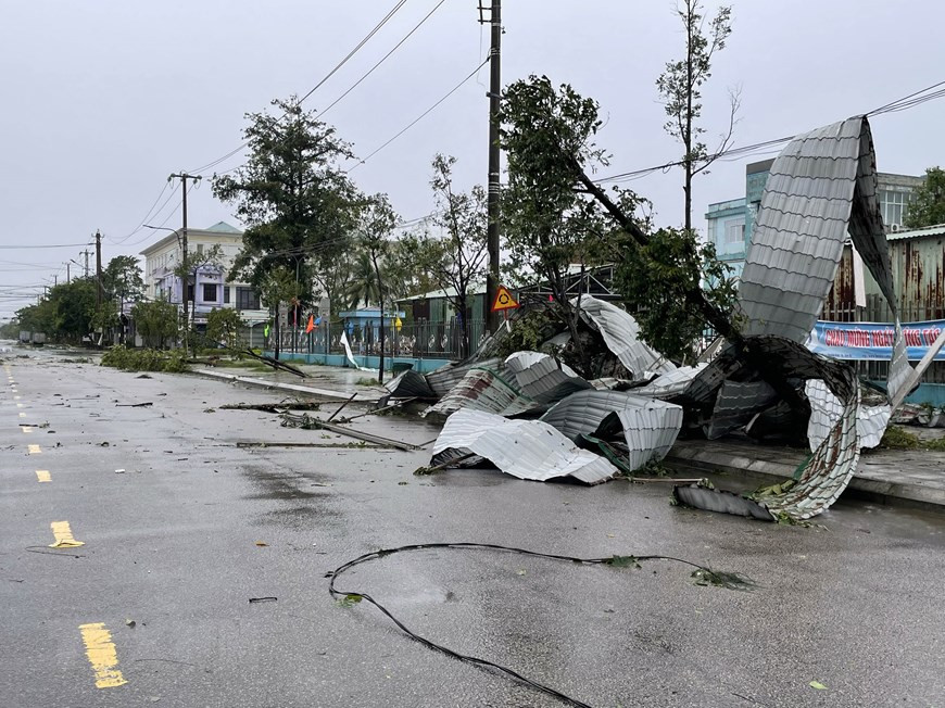Une rue dans la ville de Tam Ky, province de Quang Ngai, après le passage du typon Noru. Photo: VNA