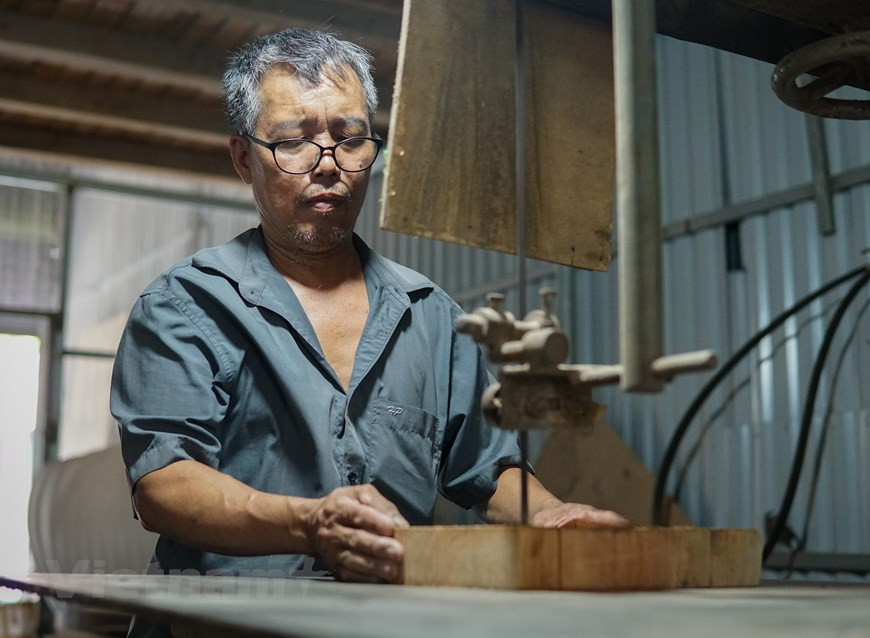 Il commence d’abord par fabriquer des produits artisanaux en bois. Ce n’est que plus tard, après réception de ses premières commandes de moules à gâteaux de lune, qu’il entame sa «vraie» carrière et se spécialise. Les débuts sont compliqués. Il lui faut plusieurs mois pour réaliser des moules complets. Il fait tester ses réalisations par des pâtissiers afin de voir, de ses propres yeux, si les gâteaux de lune issus de ses moules ont une belle apparence ou non. Perfectionniste, il est à l’écoute du moindre commentaire. Petit à petit, Trân Van Ban apprend, même s’il lui arrive de se blesser en maniant les outils. Photo: Vietnamplus