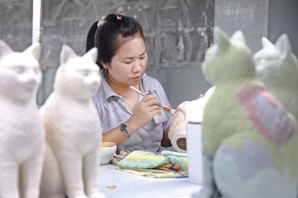 La SARL de céramique Minh Long 1 a réalisé une collection de statues de chats en céramiques pour le Têt traditionnel du Chat 2023. Elles ont été conçues selon un design unique pour formuler les meilleurs voeux. photo: VNP 