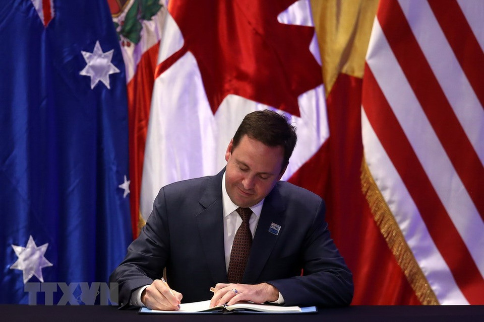 Le ministre australien du Commerce Steven Ciobo signe le CPTPP. 
