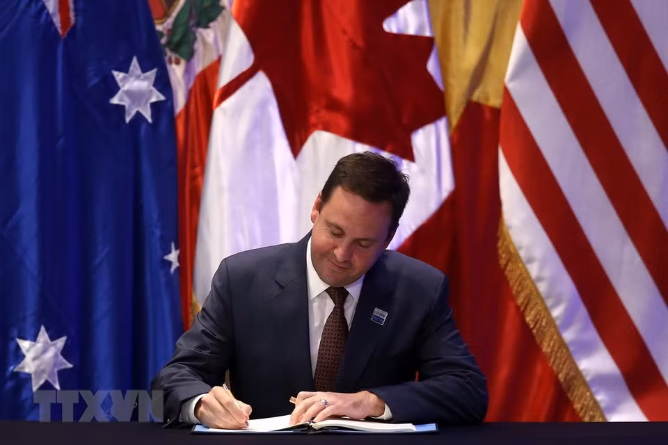 Le ministre australien du Commerce Steven Ciobo signe le CPTPP. 