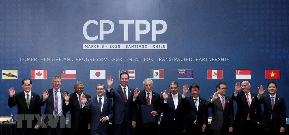 Le ministre vietnamien de l'Industrie et du Commerce Trân Tuân Anh (à droite) et les 10 représentants des pays participant au CPTPP prennent la pause à Santiago.