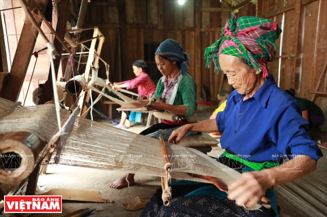 L’artisane H’mông Giang Thi Co tisse du lin selon la méthode traditionnelle dans la commune de Lung Tam, district de Quan Ba, province de Hà Giang.