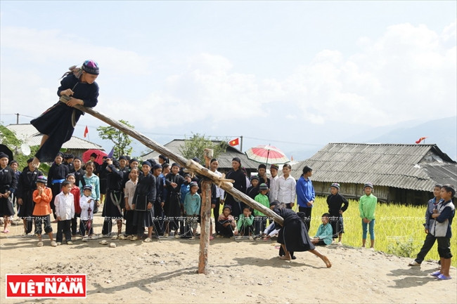 Un jeu traditionnel des enfants de La Chi dans la commune de Ban Phung, district de Hoàng Su Phi.