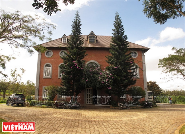 L'architecture occidentale de l'usine de transformation laitière de la ferme. ​