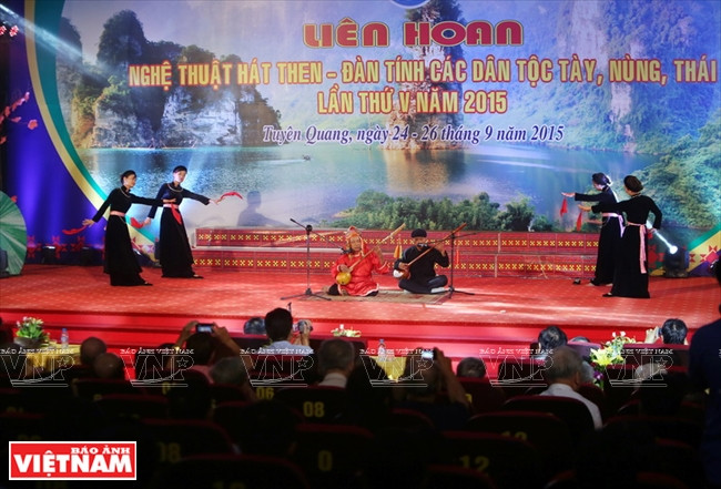 Hà Thuân ​interprète Cung Ve Sâu au 5ème festival artistique de Then et de cithare « Dàn tinh » des minorités ethniques Tày, Nùng et Thai, organisé à Tuyên Quang. 