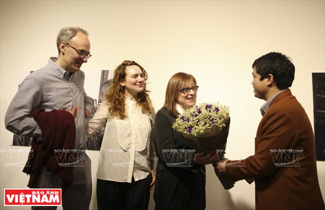 En réalisant son projet au Vietnam, Debbie Rasiel a constaté que les Vietnamiens ne prenaient pas suffisamment conscience de l’autisme et qu'ils n’arrivaient donc pas à aider les victimes de façon adéquate. 