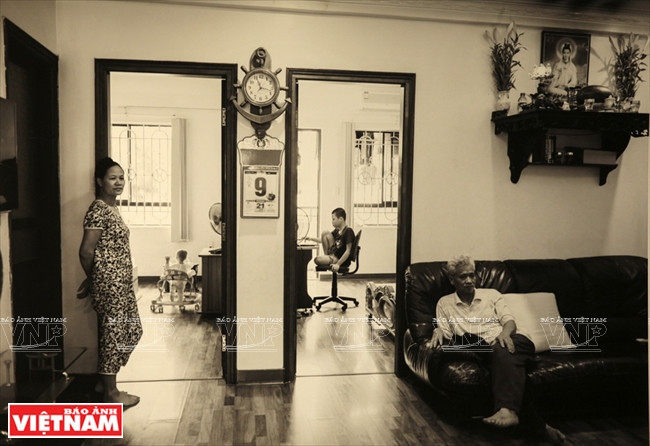 Une famille a​yant des enfants autistes, ville de Ha Long.