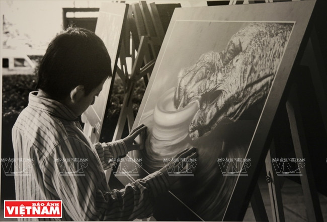 Nem, un garçon hanoïen que Debbie Rasiel a photographié lors d’une exposition.