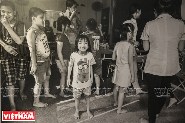 Ayant pour thème l’école, la famille et l’avenir des autistes, la photographe Debbie Rasiel a retracé fidèlement la vie de plusieurs autistes et de leurs familles ​dans deux villes​ du Vietnam : Hanoi et Ha Long (province de Quang Ninh). 