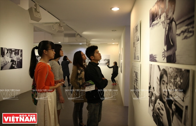 L’exposition « Nhìn –Picturing Autism Vietnam » ​a attir​é de nombreux jeunes. 