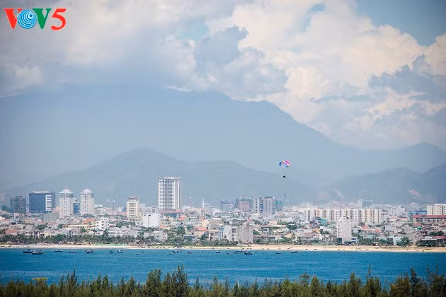 Dépassez vos peurs, le parachutisme vous offre une belle vue panoramique sur la ville de Danang... 