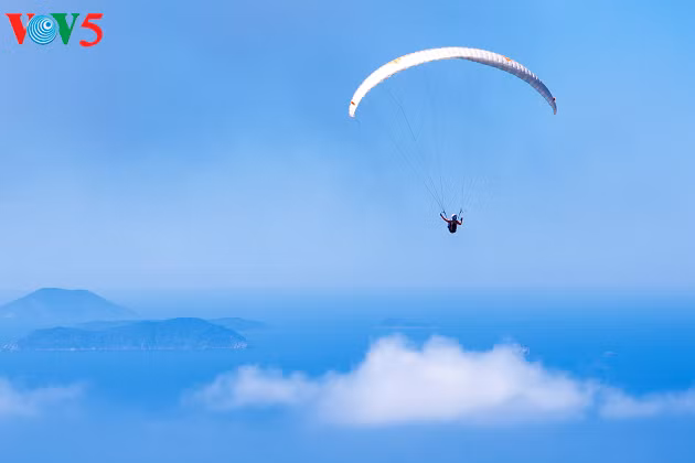 Tutoyer les nuages et flotter dans l’immensité du ciel. 