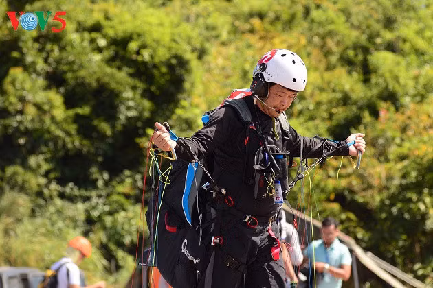 Les préparatifs sont déterminants pour la réussite d’un saut en parachute. 