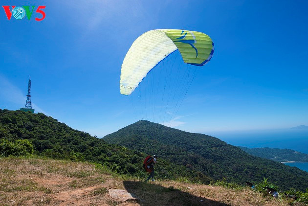 La péninsule de Son Tra est un endroit idéal pour les compétitions de parachutisme. 
