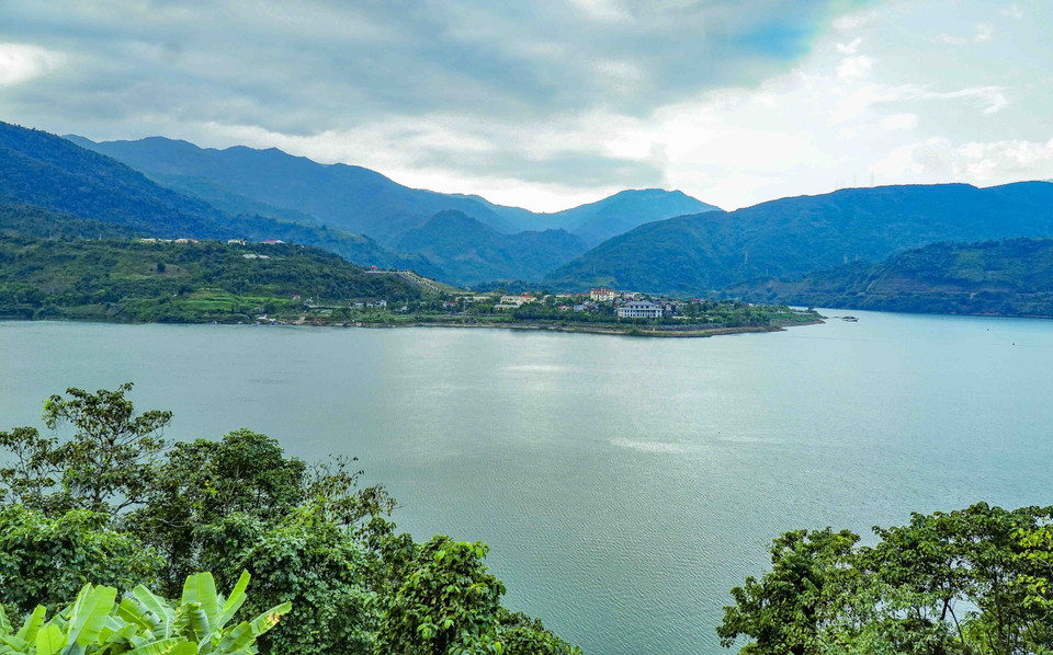 Le chef-lieu de Muong Lay est situé sur le lac-réservoir de Son La, à la confluence des fleuves Da, Nam Na et de la rivière Nam Lay. Photo : La beauté du chef-lieu de Muong Lay un après-midi d'hiver.