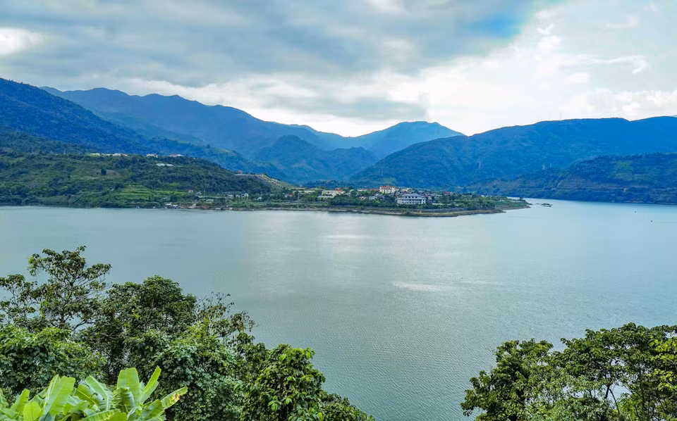 Le chef-lieu de Muong Lay est situé sur le lac-réservoir de Son La, à la confluence des fleuves Da, Nam Na et de la rivière Nam Lay. Photo : La beauté du chef-lieu de Muong Lay un après-midi d'hiver.